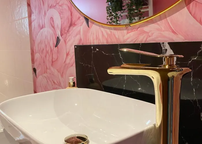 Private Bedroom & Bathroom With Amazing View In Quirky Townhouse בית אירוח *