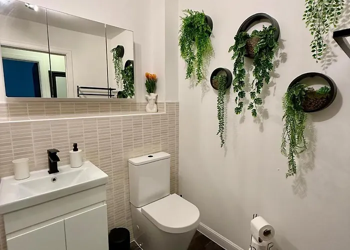 2 Bedroom Near Centre, Celtic Park And Emirates Arena Apartment *