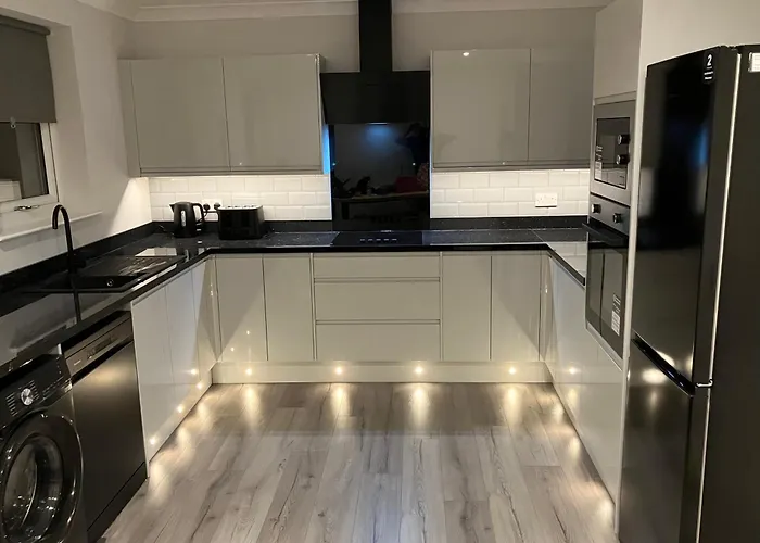 Stunning 3 Bedroom 2 Bathroom West End House With Free Parking And Wi-fi