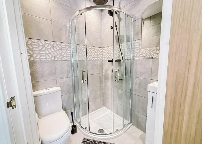 Itohan 3-bed Flat Glasgow