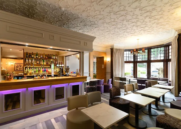 Glynhill & Near Airport 4*