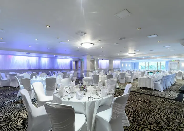 Glynhill & Near Airport فندق 4*