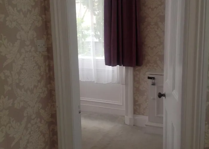 Busby Apartments * Busby