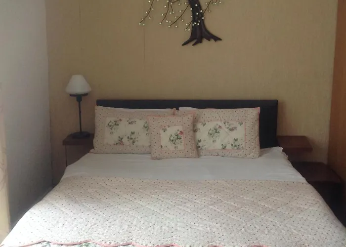 Busby Apartments * Busby