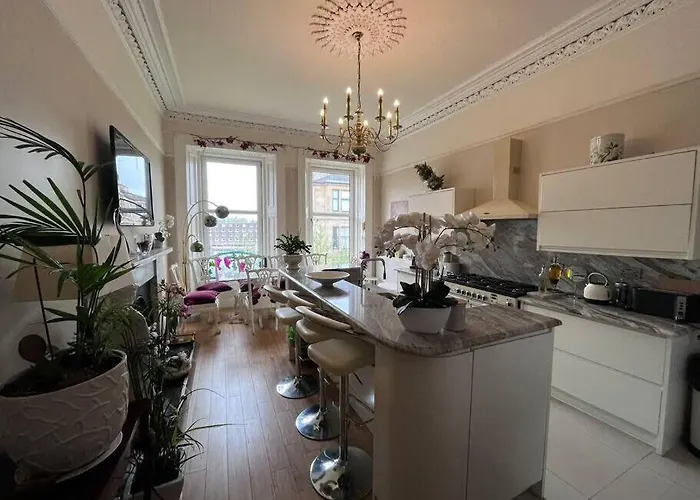 Wonderful 3 Bed West End Flat Appartamento