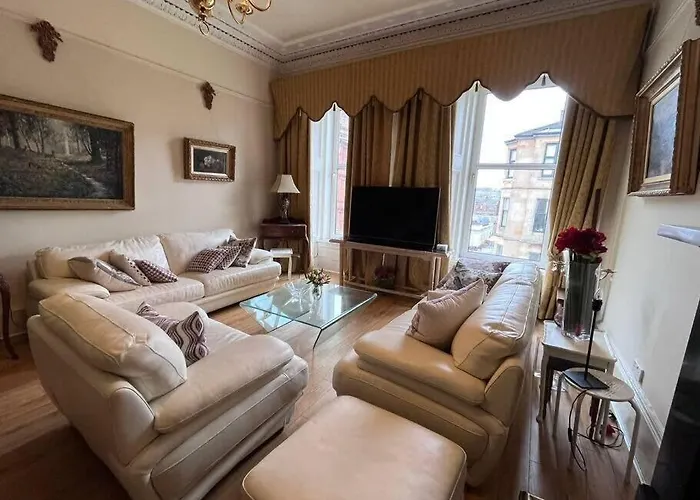 Wonderful 3 Bed West End Flat Apartment