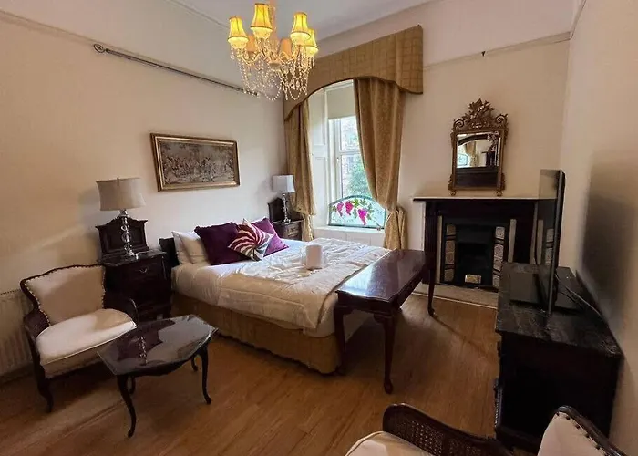 Wonderful 3 Bed West End Flat *