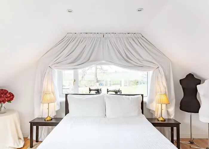 Converted Historical Stone Coach House Apartment Glasgow