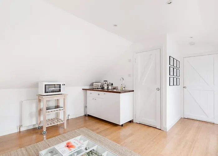 Converted Historical Stone Coach House גלאזגו