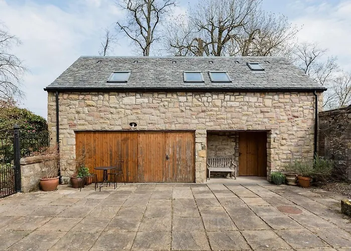 Converted Historical Stone Coach House * גלאזגו