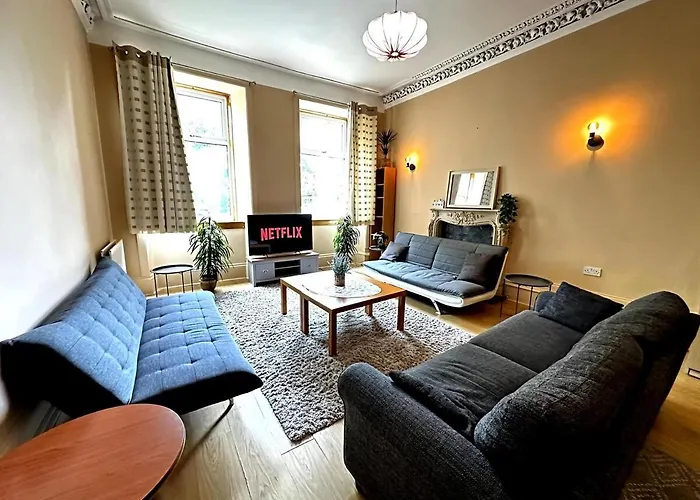 Cheerful 5 Bedroom House Close To West End And Parking Hébergement de vacances Glasgow