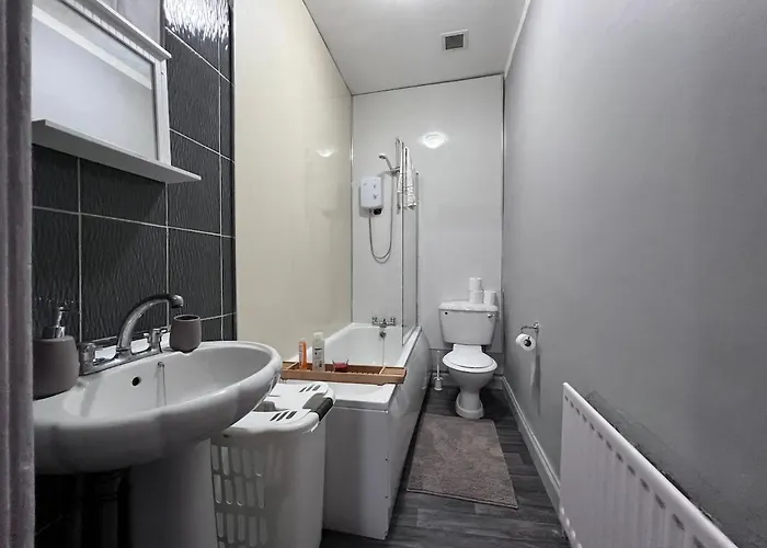 Cheerful 5 Bedroom House Close To West End And Parking