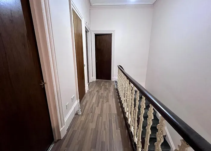 Cheerful 5 Bedroom House Close To West End And Parking Hébergement de vacances