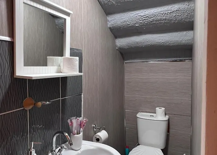 Holiday home Cheerful 5 Bedroom House Close To West End And Parking