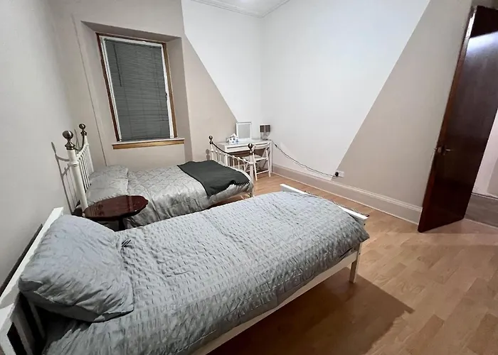 Cheerful 5 Bedroom House Close To West End And Parking *