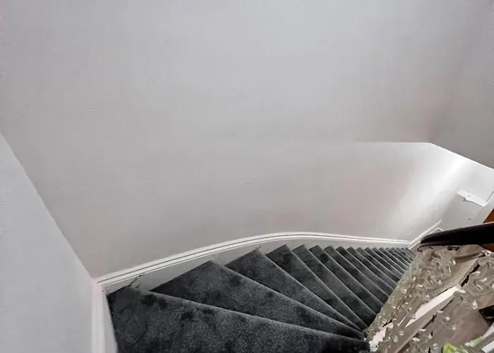 Cheerful 5 Bedroom House Close To West End And Parking *