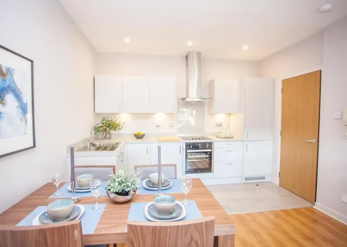 Stylish 2-bed Near Appartamento *