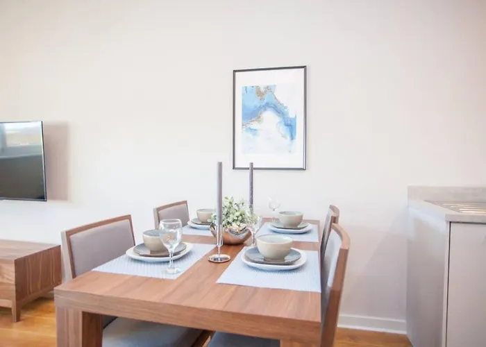 Apartman Stylish 2-bed Near *