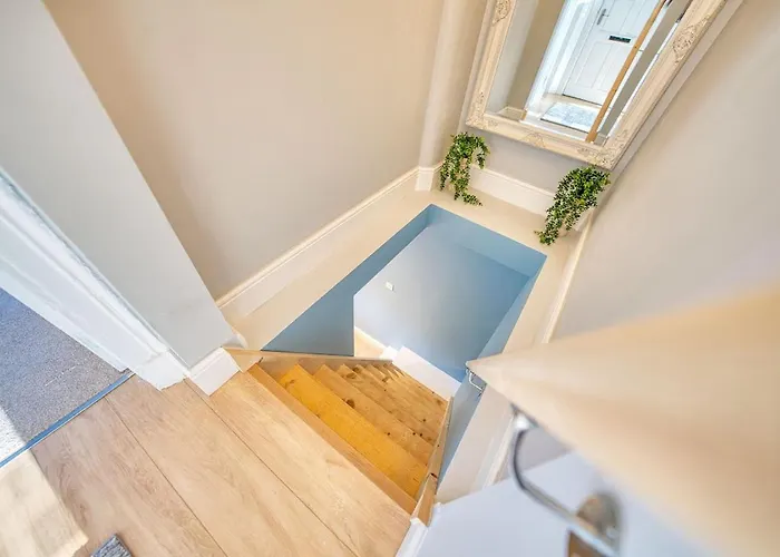 3-bed Flat Free Parking 10 Mins To Centre Διαμέρισμα *