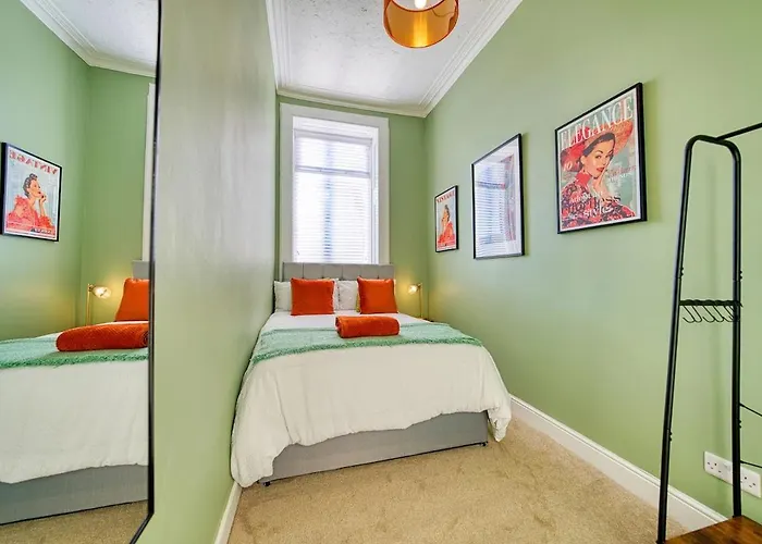 3-bed Flat Free Parking 10 Mins To Centre