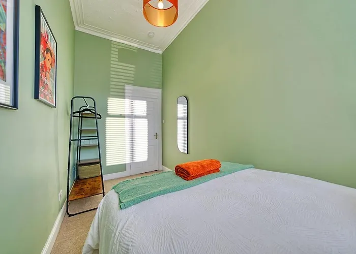 3-bed Flat Free Parking 10 Mins To Centre