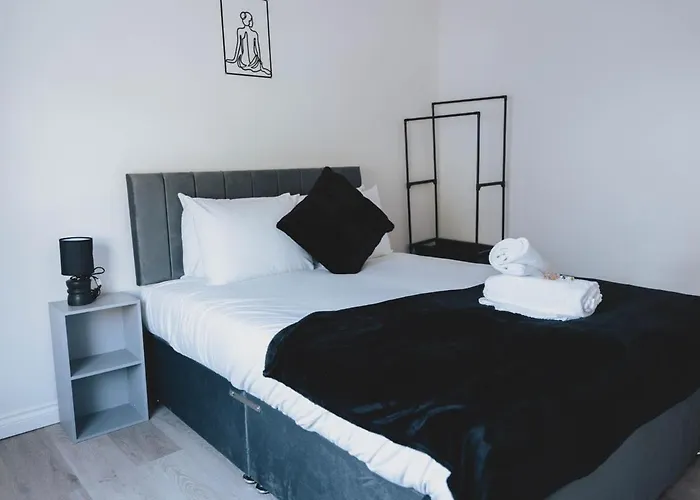 Stylish 3br Near Hampden No 29 With Free Parking شقة *