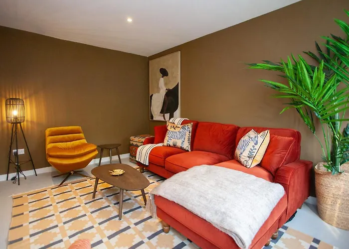 Newly Renovated House In Popular Location 度假居