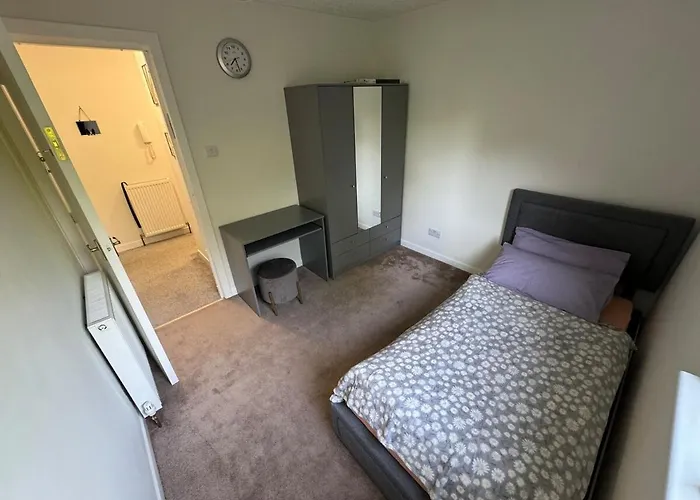Cosy Two Bedroom Flat *