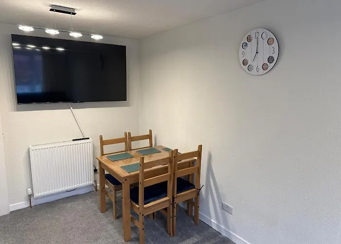 Cosy Two Bedroom Flat *