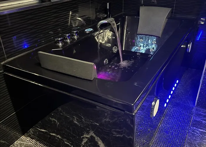 בית אירוח Finn Village Loch Lomond - The Black With Private Jacuzzi-style Bath *