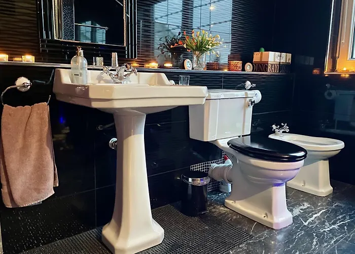 Homestay Finn Village Loch Lomond - The Black With Private Jacuzzi-style Bath