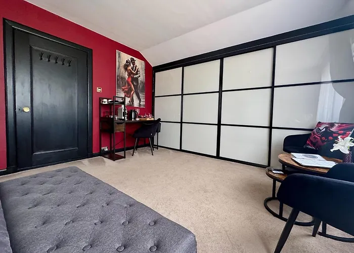 Homestay Finn Village Loch Lomond - The Black With Private Jacuzzi-style Bath *