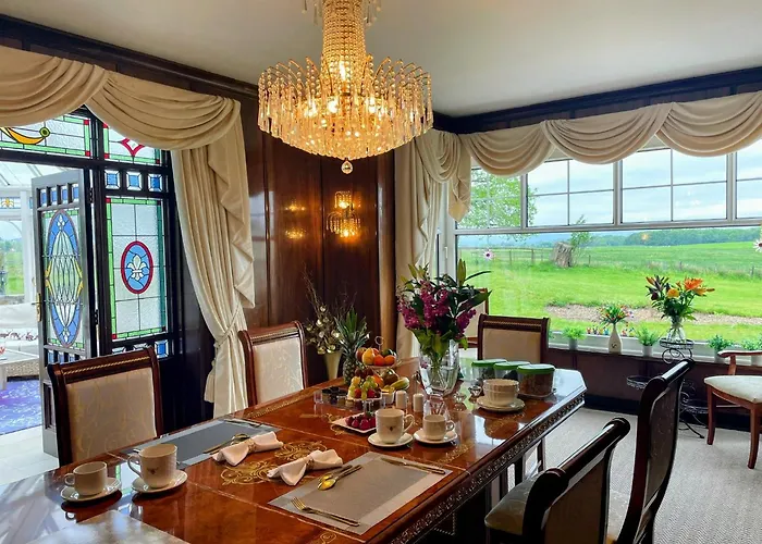 Finn Village Loch Lomond - The Black With Private Jacuzzi-style Bath Homestay *