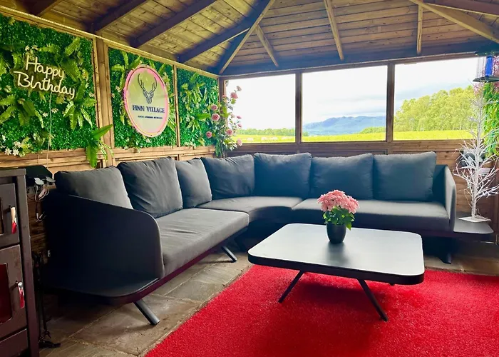 Finn Village Raspberry Private Garden, 6-seater Hot Tub, Firepit&pizza Stove *