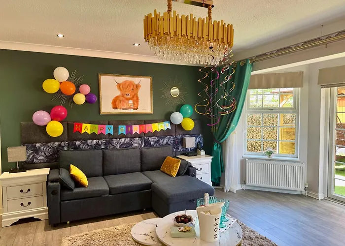 Finn Village Raspberry Private Garden, 6-seater Hot Tub, Firepit&pizza Stove Drymen