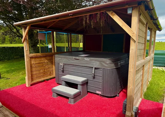 Finn Village Raspberry Private Garden, 6-seater Hot Tub, Firepit&pizza Stove * Drymen