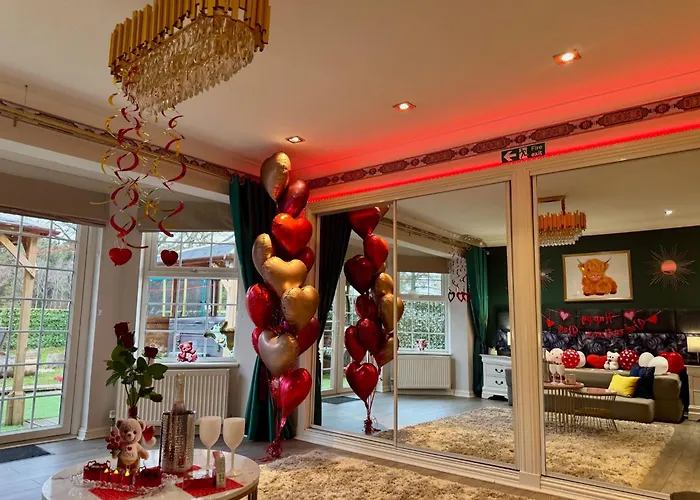 Finn Village Raspberry Private Garden, 6-seater Hot Tub, Firepit&pizza Stove