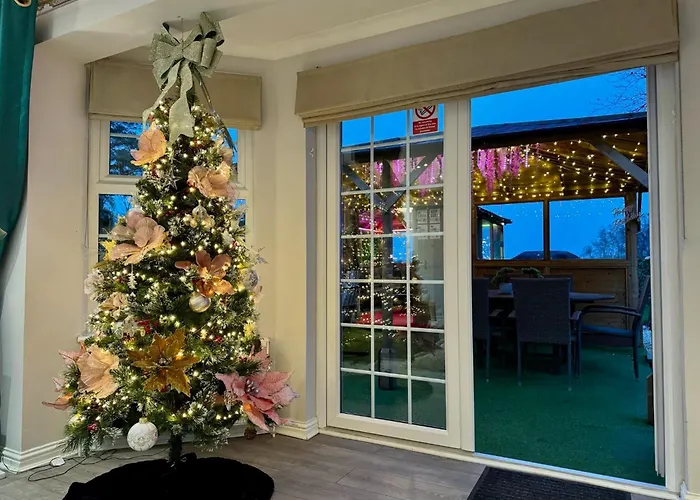 Finn Village Raspberry Private Garden, 6-seater Hot Tub, Firepit&pizza Stove Casa vacanze Drymen