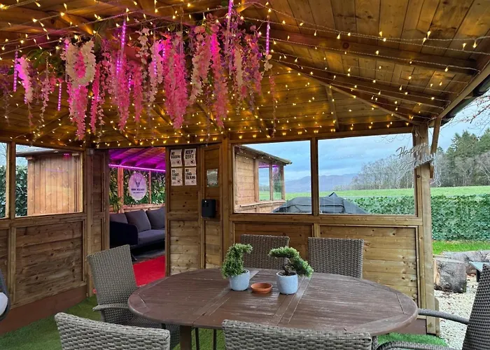 Casa vacanze Finn Village Raspberry Private Garden, 6-seater Hot Tub, Firepit&pizza Stove Drymen