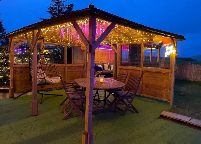 Finn Village Raspberry Private Garden, 6-seater Hot Tub, Firepit&pizza Stove *