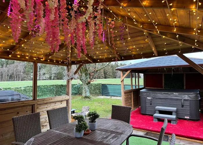Finn Village Raspberry Private Garden, 6-seater Hot Tub, Firepit&pizza Stove