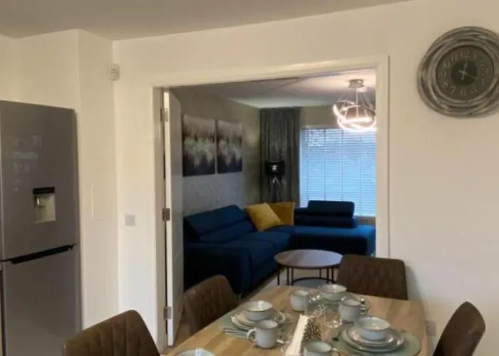 Entire Spacious 3-bed Family Home, Centre, Free Parking, Garden Apartamento