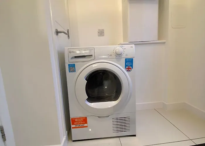 Entire Spacious 3-bed Family Home, Centre, Free Parking, Garden Apartamento