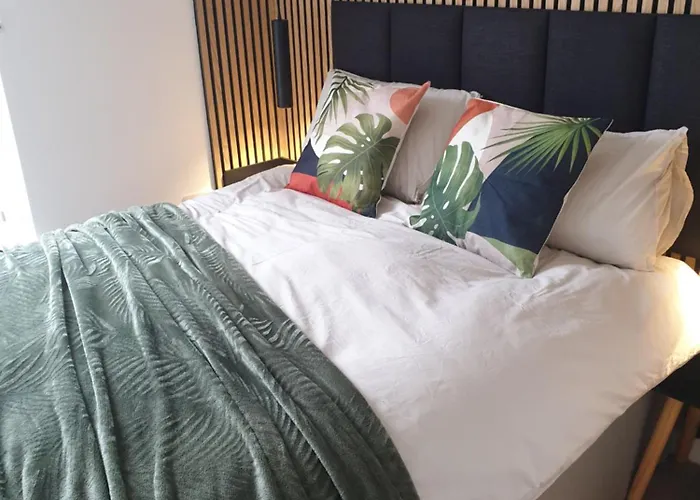 Апартаменты Entire Spacious 3-bed Family Home, Centre, Free Parking, Garden