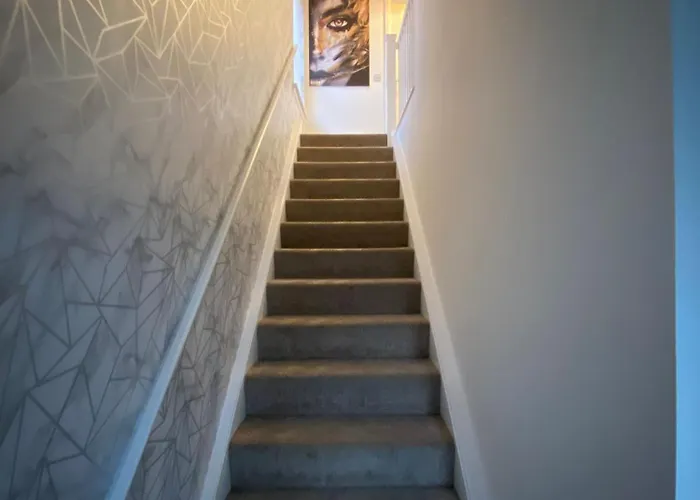 Entire Spacious 3-bed Family Home, Centre, Free Parking, Garden Апартаменты Глазго