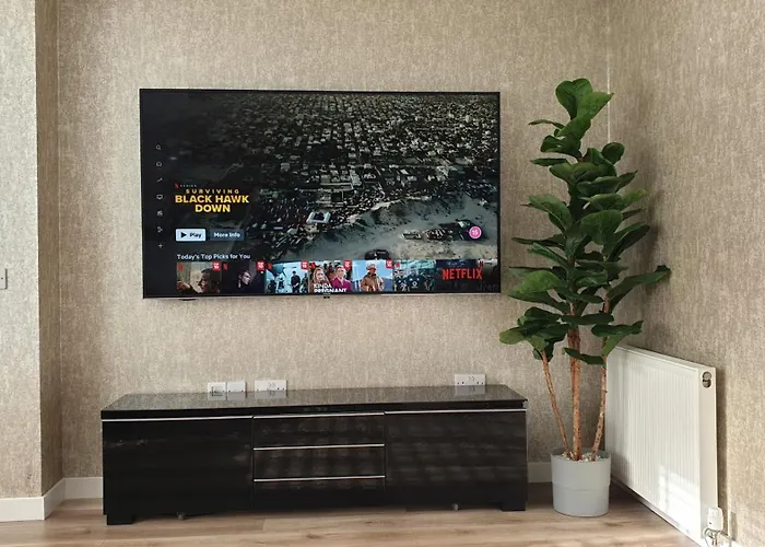 Апартаменты Entire Spacious 3-bed Family Home, Centre, Free Parking, Garden *