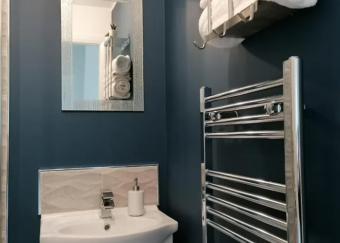 Entire Spacious 3-bed Family Home, Centre, Free Parking, Garden Глазго