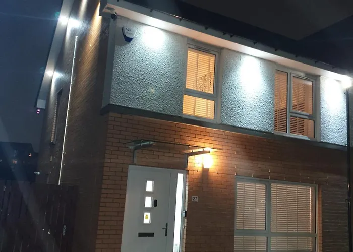 Apartment Entire Spacious 3-bed Family Home, Centre, Free Parking, Garden