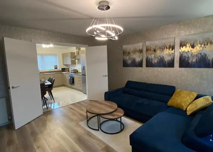 Entire Spacious 3-bed Family Home, Centre, Free Parking, Garden Apartamento