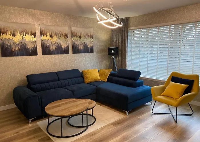 Entire Spacious 3-bed Family Home, Centre, Free Parking, Garden